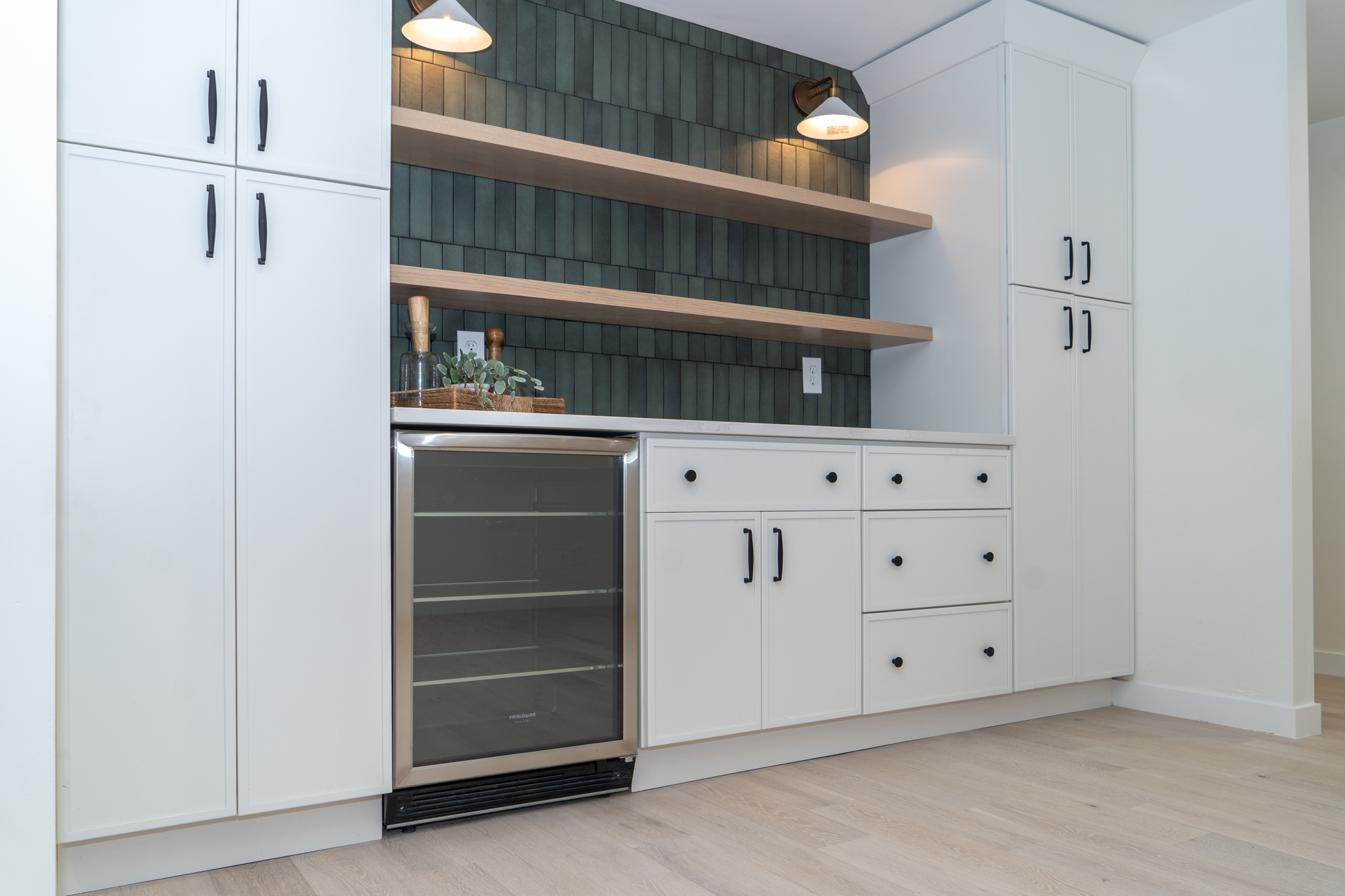 Slim Dove White Shaker